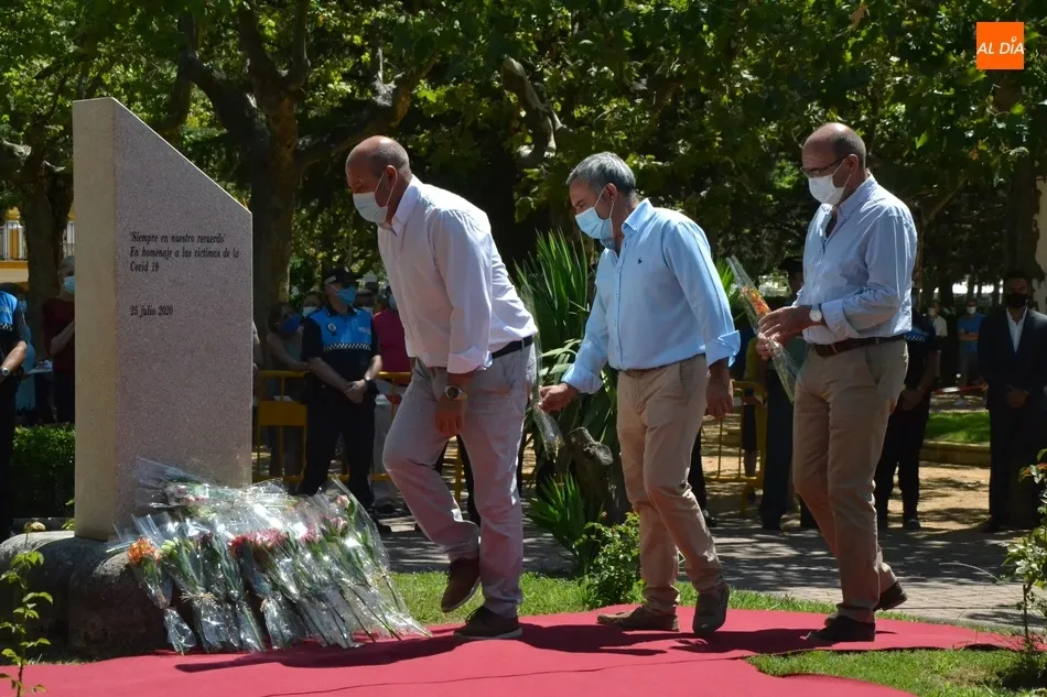 Foto 7 - Descubierto un monolito en memoria de las v&iacute;ctimas tras una reflexi&oacute;n colectiva sobre lo vivido  