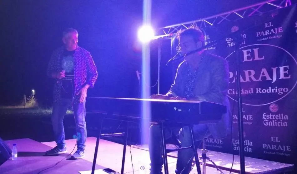 Foto 10 - &Eacute;xito de p&uacute;blico en el tributo a &lsquo;El &Uacute;ltimo de la Fila&rsquo; y Manolo Garc&iacute;a en El Paraje  