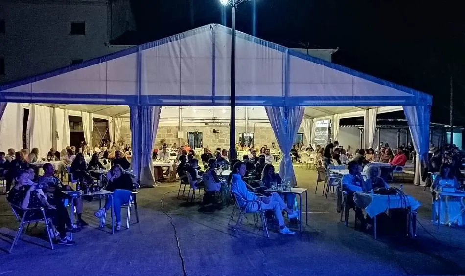 Foto 6 - &Eacute;xito de p&uacute;blico en el tributo a &lsquo;El &Uacute;ltimo de la Fila&rsquo; y Manolo Garc&iacute;a en El Paraje  