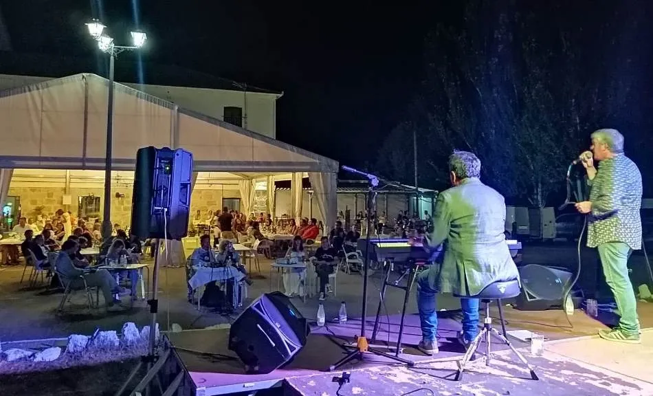 Foto 8 - &Eacute;xito de p&uacute;blico en el tributo a &lsquo;El &Uacute;ltimo de la Fila&rsquo; y Manolo Garc&iacute;a en El Paraje  