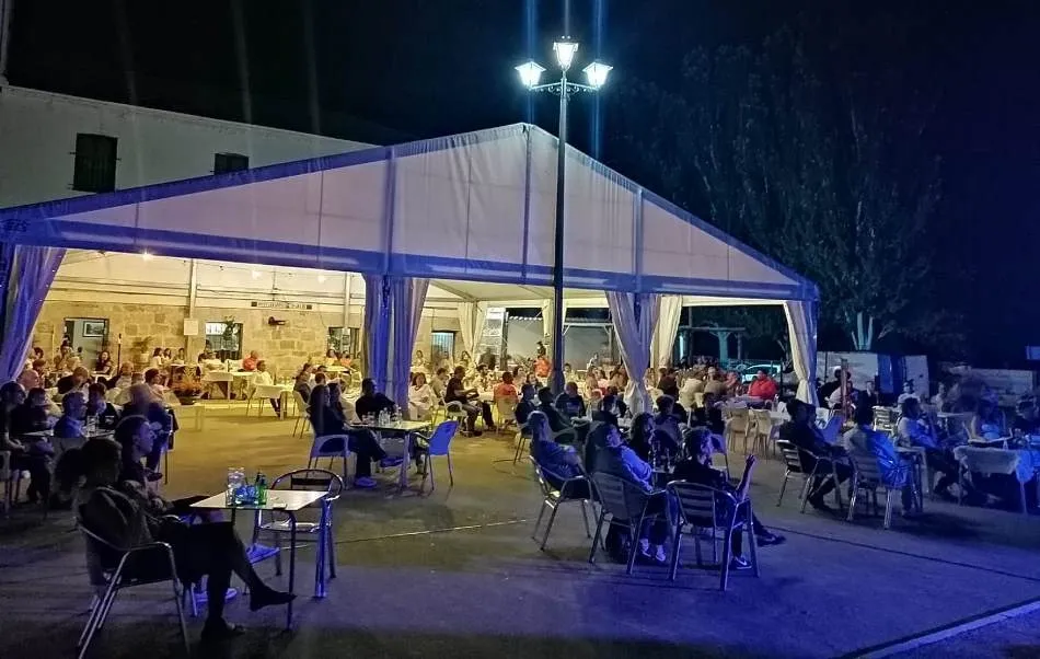 Foto 5 - &Eacute;xito de p&uacute;blico en el tributo a &lsquo;El &Uacute;ltimo de la Fila&rsquo; y Manolo Garc&iacute;a en El Paraje  