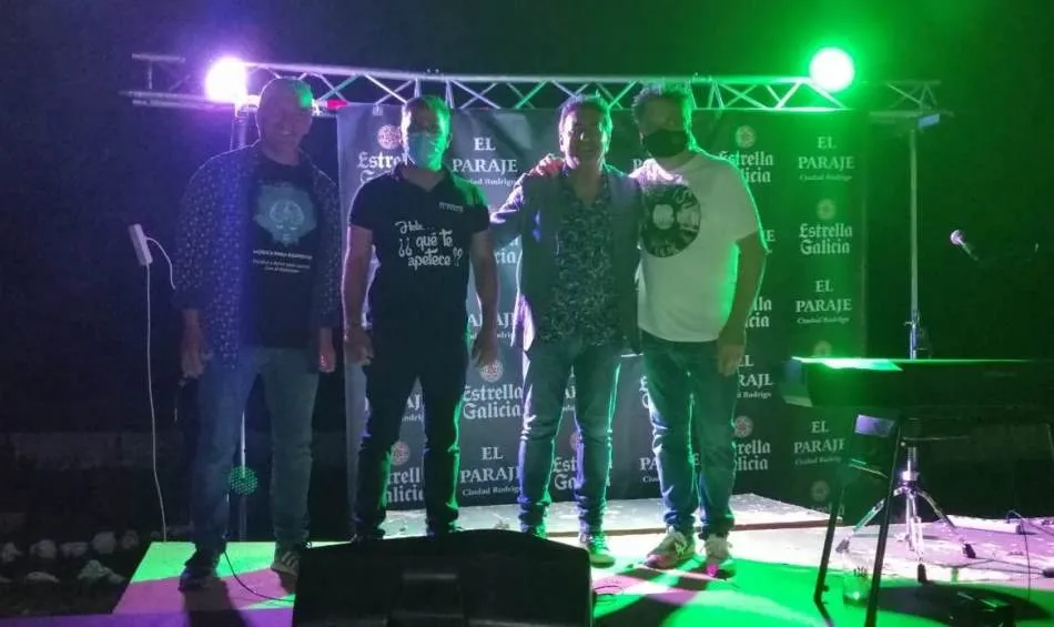 Foto 2 - &Eacute;xito de p&uacute;blico en el tributo a &lsquo;El &Uacute;ltimo de la Fila&rsquo; y Manolo Garc&iacute;a en El Paraje  