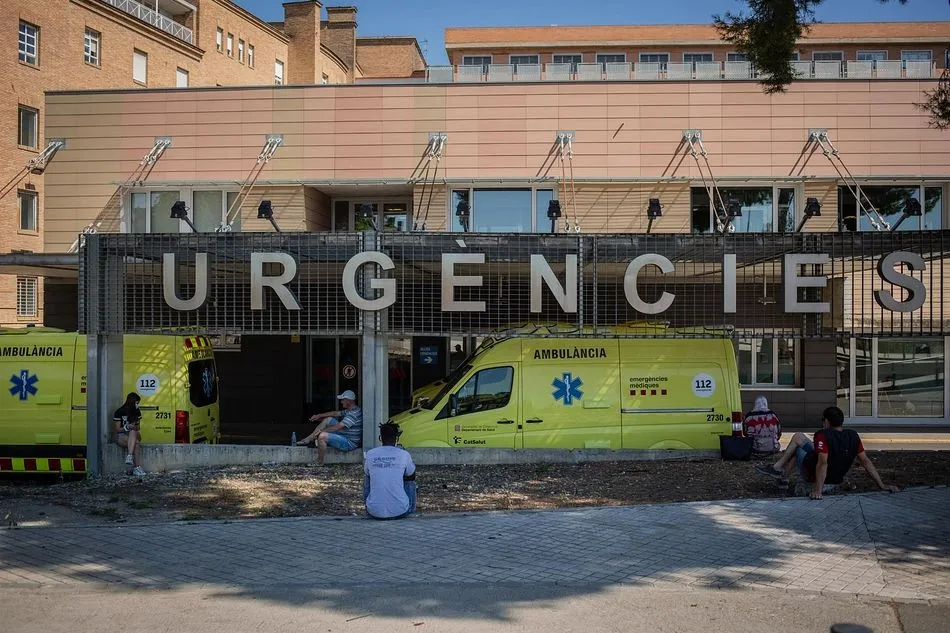 Dos ambulancias en el Hospital Universitario Arnau de Vilanova de Lleida - David Zorrakino - Europa Press