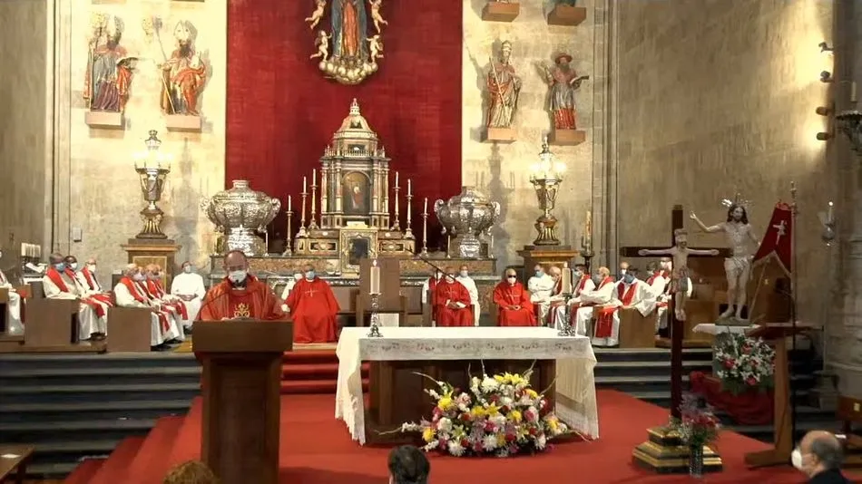 Foto 2 - La Catedral de Salamanca acoge la misa en memoria de los fallecidos por Covid-19