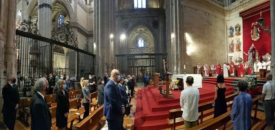Foto 8 - La Catedral de Salamanca acoge la misa en memoria de los fallecidos por Covid-19