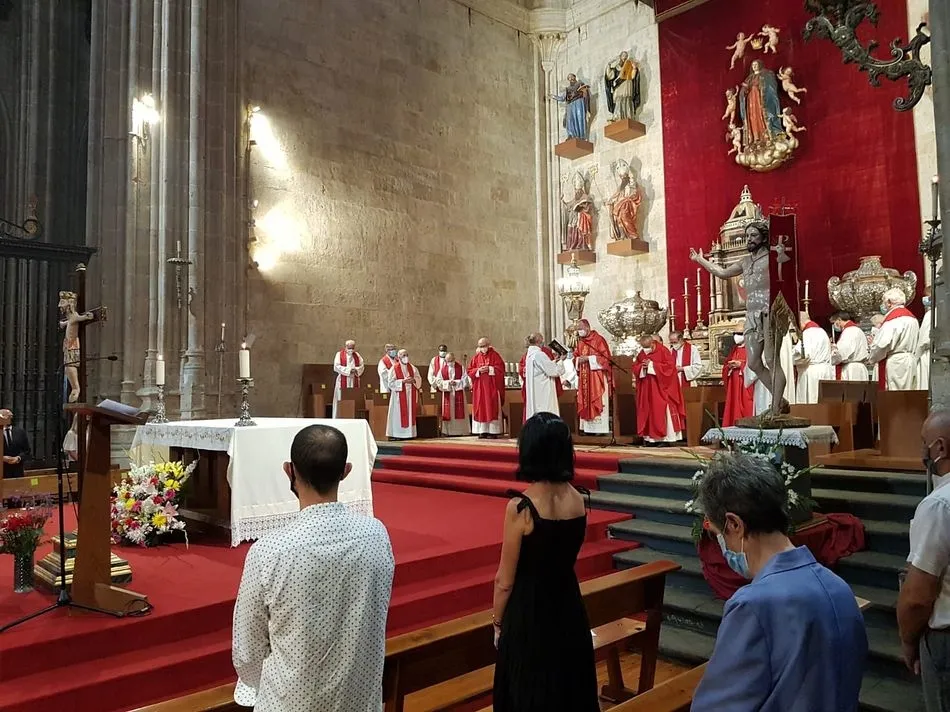 Foto 7 - La Catedral de Salamanca acoge la misa en memoria de los fallecidos por Covid-19