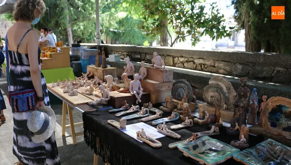 Una veintena de expositores de distintos productos y oficios artesanos daba vida a la feria y a Monleras