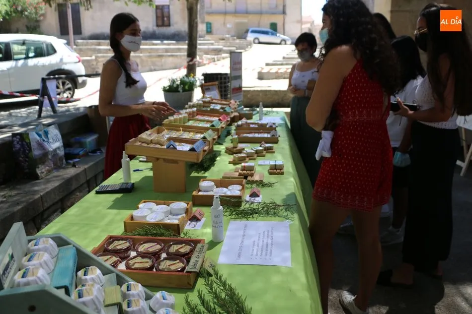 Foto 10 - Una veintena de expositores anima la Feria&nbsp;agroalimentaria y de oficios artesanos de Monleras