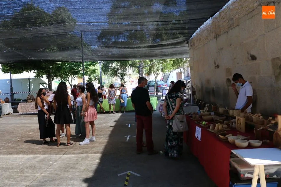 Foto 5 - Una veintena de expositores anima la Feria&nbsp;agroalimentaria y de oficios artesanos de Monleras