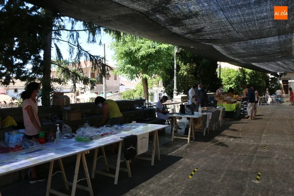 Foto 4 - Una veintena de expositores anima la Feria&nbsp;agroalimentaria y de oficios artesanos de Monleras