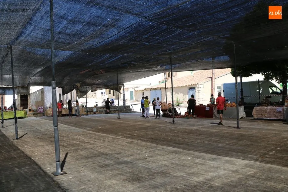 Foto 3 - Una veintena de expositores anima la Feria&nbsp;agroalimentaria y de oficios artesanos de Monleras