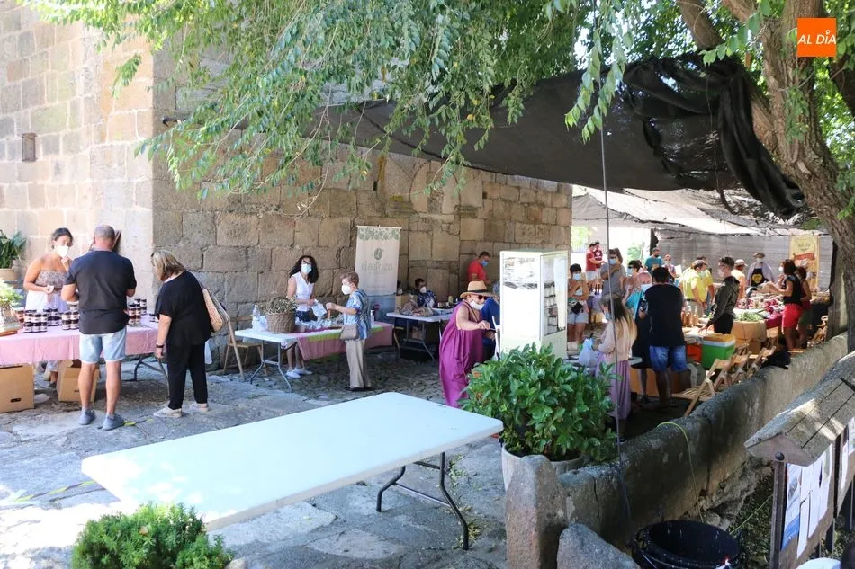 Foto 2 - Una veintena de expositores anima la Feria&nbsp;agroalimentaria y de oficios artesanos de Monleras