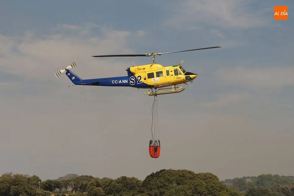 El helicóptero de la base de El Maíllo intervino en la extinción del fuego - Archivo