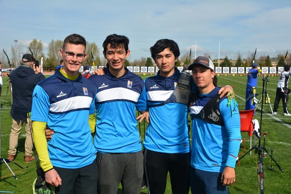 Carlos Iglesias (primero por la izquierda) con sus compañeros del equipo Arqueros de Pozuelo