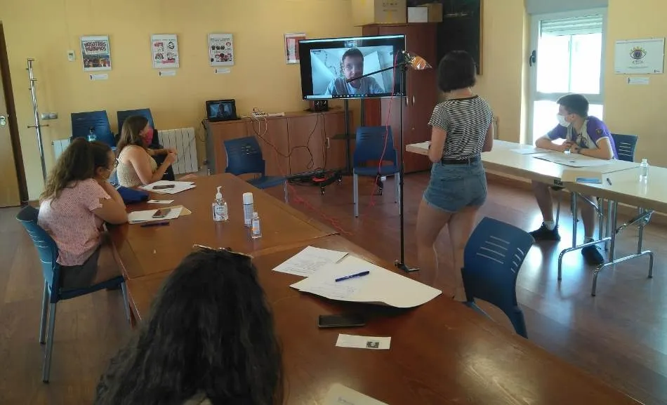 Los participantes en el curso de radio del Espacio i practican la entrevista con El Mago Tomás  