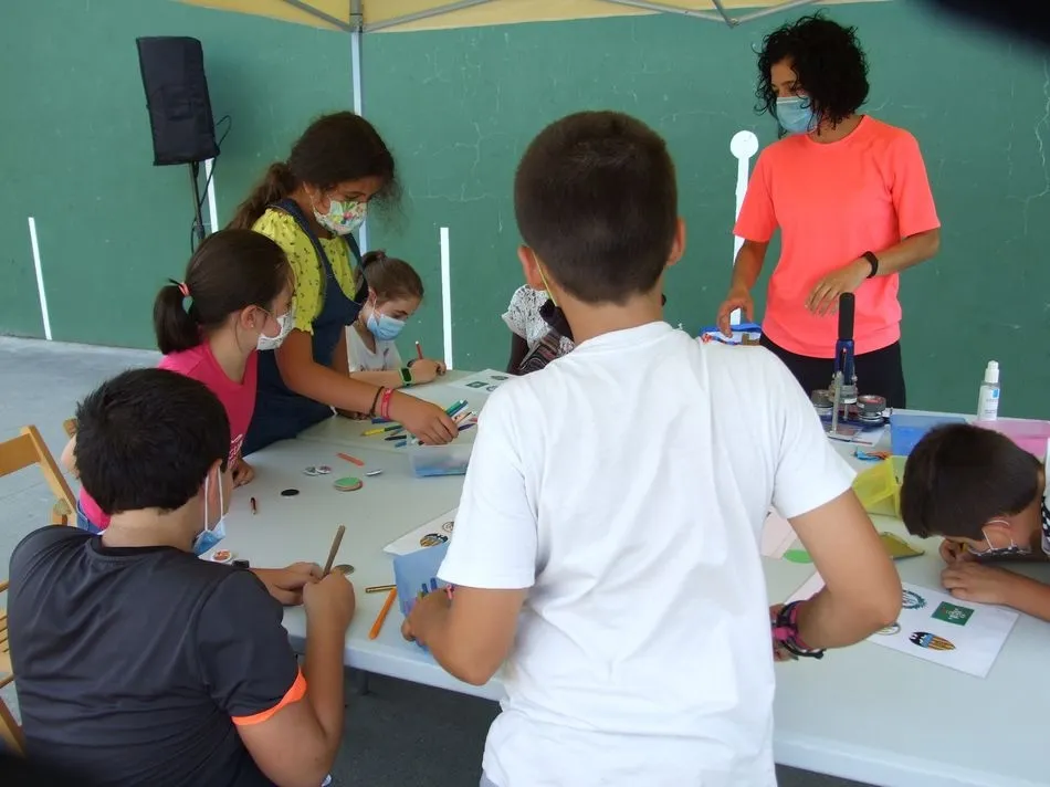 Foto 5 - Peque&ntilde;os y mayores participan en los talleres artesanos de Monleras  