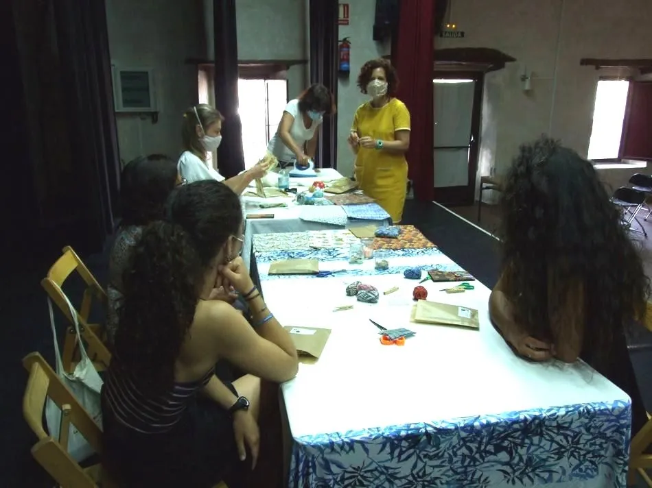 Foto 3 - Peque&ntilde;os y mayores participan en los talleres artesanos de Monleras  