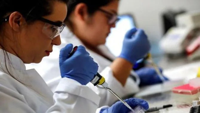 Estados Unidos dice que la vacuna de Moderna podría estar lista para noviembre o antes