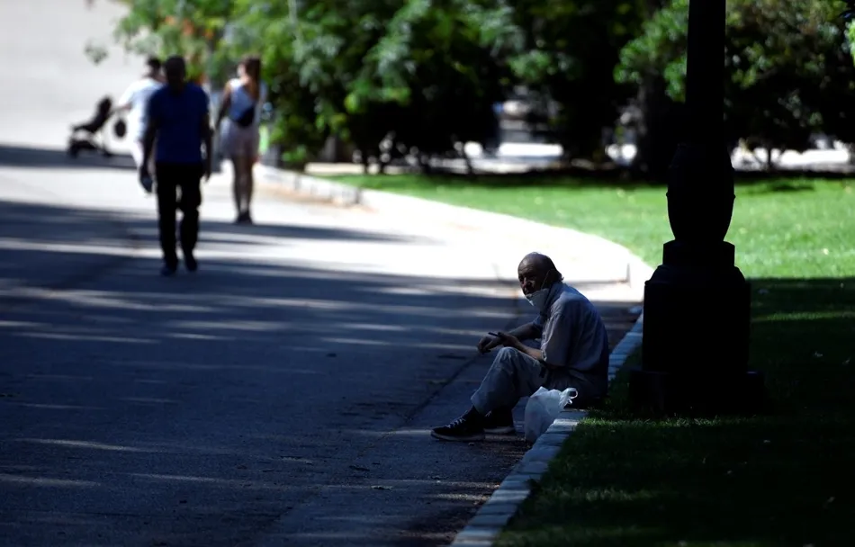 Un hombre sentado a la sombra para paliar el calor en la ciudad. Foto: EP