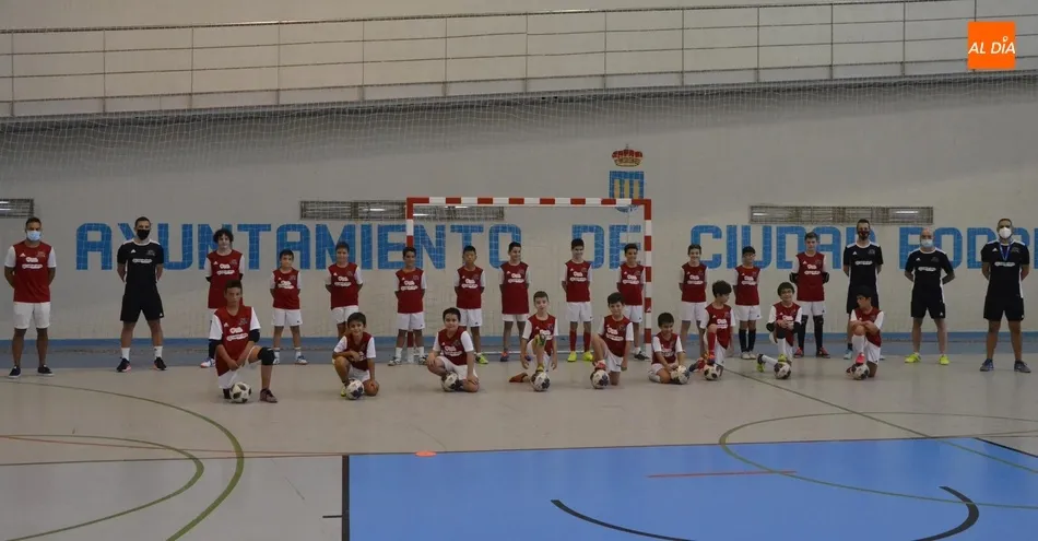 El novedoso Campus de Fútbol Sala de José Ruiz reúne a una veintena de niños y jóvenes  