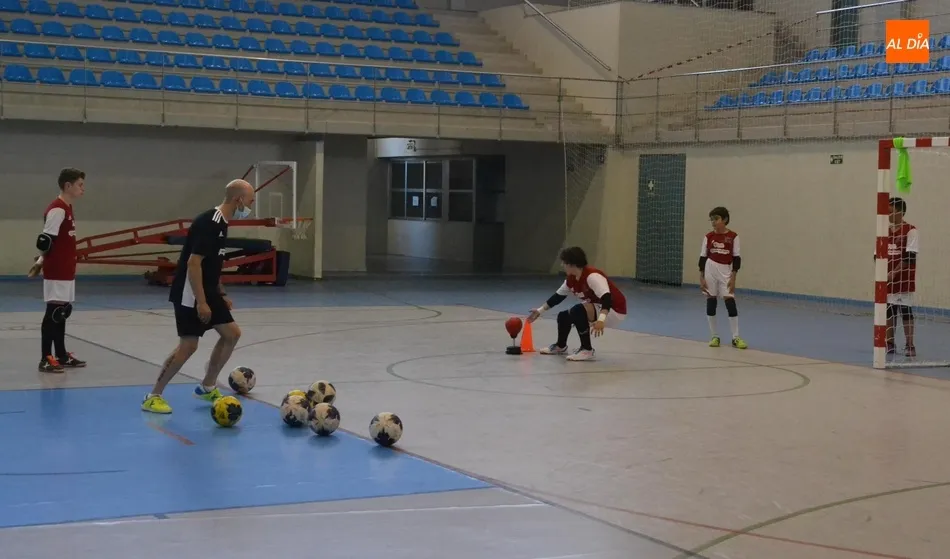 Foto 7 - El novedoso Campus de F&uacute;tbol Sala de Jos&eacute; Ruiz re&uacute;ne a una veintena de ni&ntilde;os y j&oacute;venes  