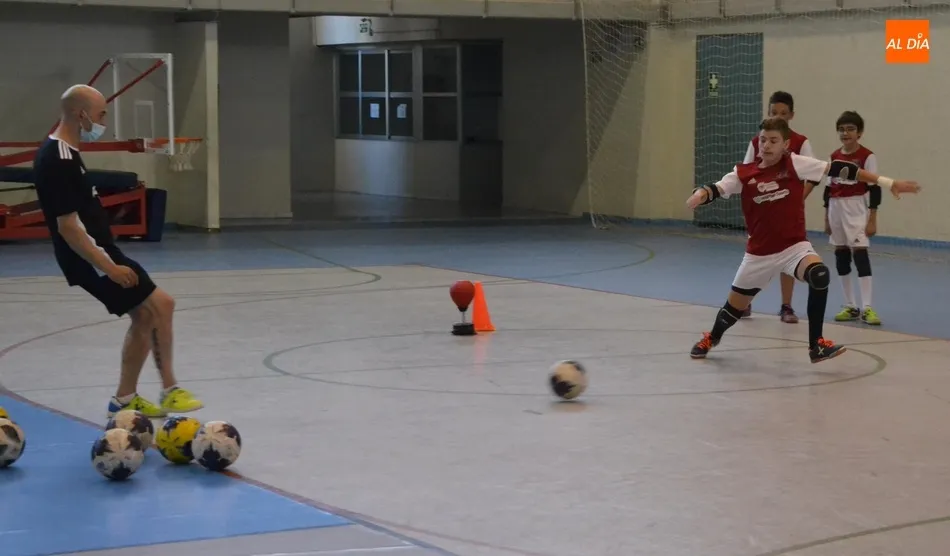 Foto 4 - El novedoso Campus de F&uacute;tbol Sala de Jos&eacute; Ruiz re&uacute;ne a una veintena de ni&ntilde;os y j&oacute;venes  