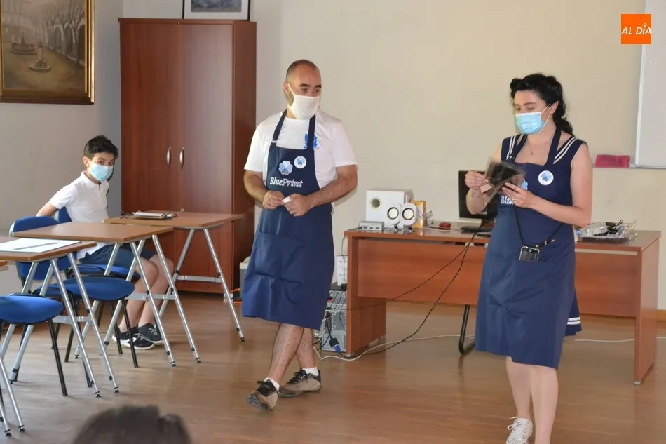 Una quincena de jóvenes descubre cómo se revelaban las fotografías a principios del siglo XIX  