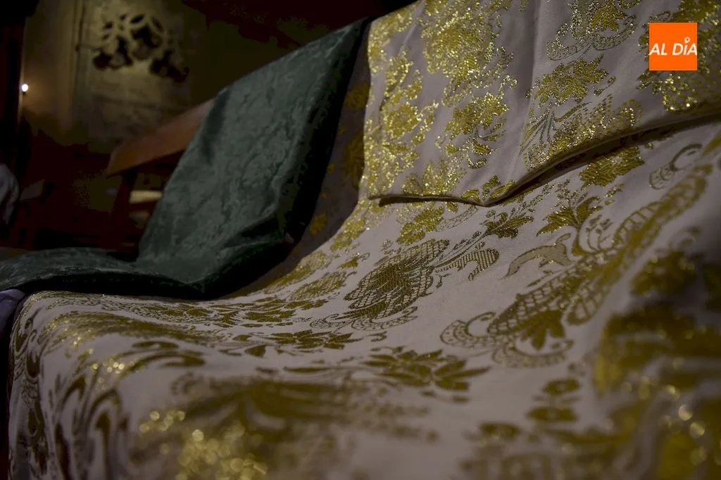 Nuevas vestimentas de la Virgen de la Esperanza / Pedro Zaballos
