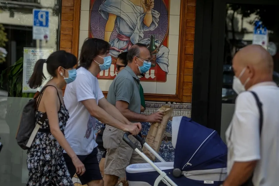 Gente con mascarilla paseando por la calle