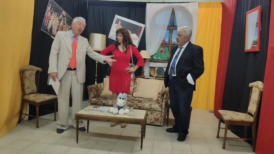 Luis Gutiérrez, Paz Lleras y Toño Blázquez en un momento de los ensayos de A media luz los tres, de Miguel Mihura