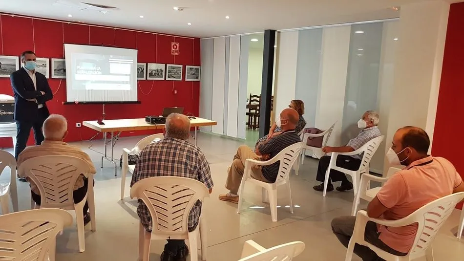 Reunión de Antonio Labrador en Saucelle con varios alcaldes de la zona para explicarles el Plan de Señalización Turística