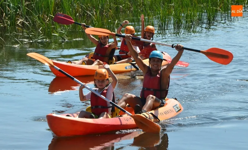 Los integrantes del Miróbriga Campus disfrutan de una mañana de piraguas por el Águeda  