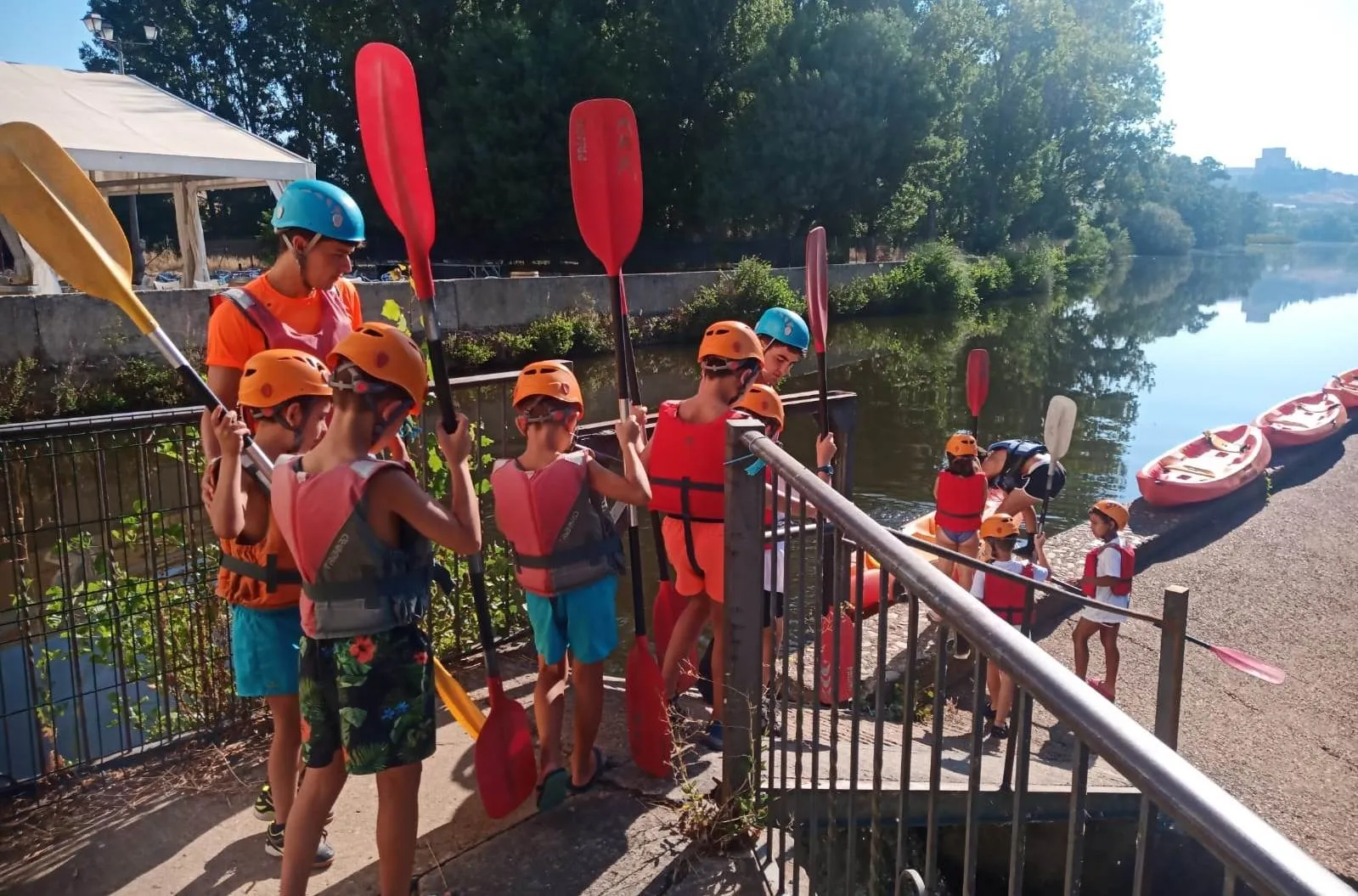 Foto 7 - Los integrantes del Mir&oacute;briga Campus disfrutan de una ma&ntilde;ana de piraguas por el &Aacute;gueda  
