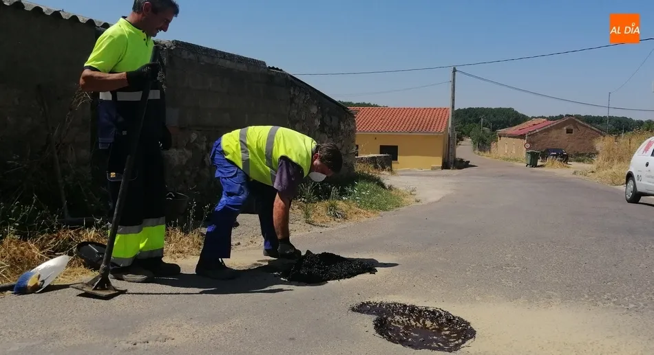 Realizado un parcheado en la carretera vieja de Ivanrey  