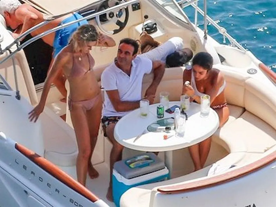 Ana Soria junto con su padre y su pareja, Enrique Ponce - EP Reportajes