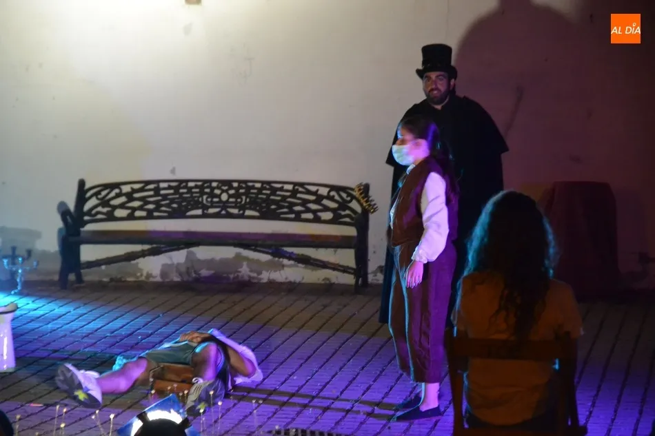 Foto 5 - Los Malditos vuelven a la vida en el IES Tierra dentro del ciclo de Teatro Escondido  