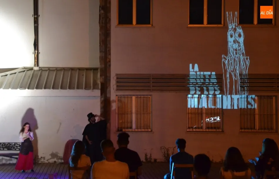 Foto 2 - Los Malditos vuelven a la vida en el IES Tierra dentro del ciclo de Teatro Escondido  