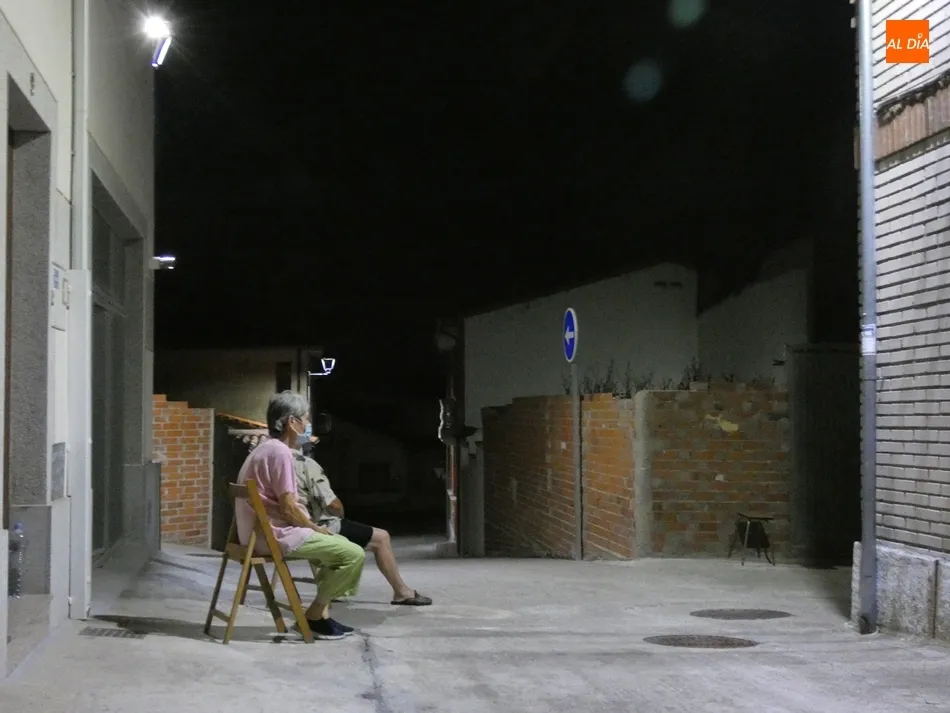 Los vecinos aprovechan la fresca de la noche para salir a tomar el aire. / Jorge Holguera