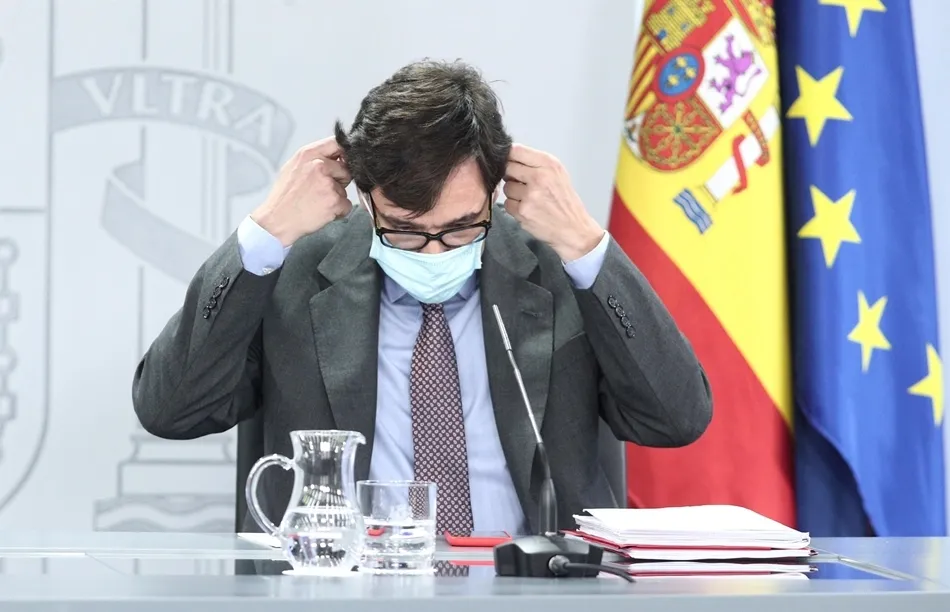 El ministro de Sanidad, Salvador Illa, se quita la mascarilla momentos antes de comparecer en rueda de prensa. Foto: EP