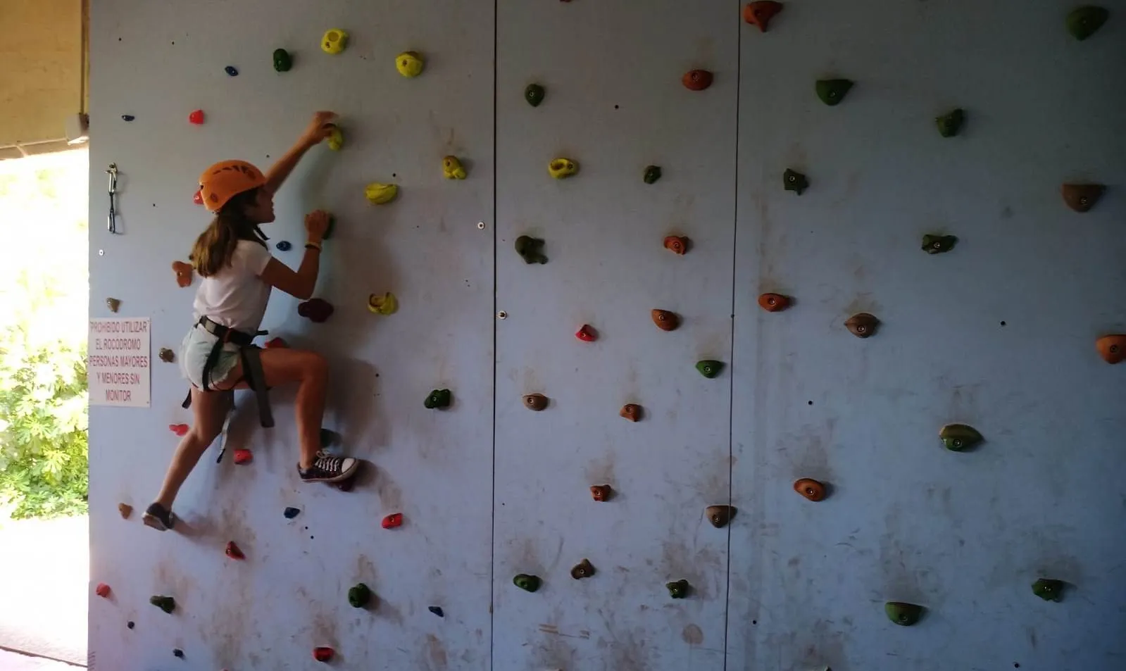 Los jóvenes prueban el rocódromo y el tiro con arco dentro del ‘Verano Joven’  