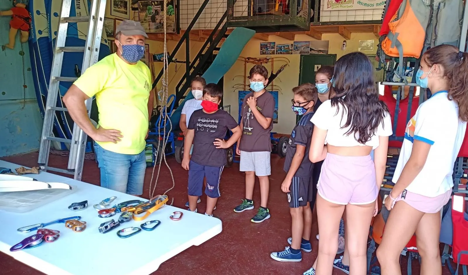 Foto 10 - Los j&oacute;venes prueban el roc&oacute;dromo y el tiro con arco dentro del &lsquo;Verano Joven&rsquo;  