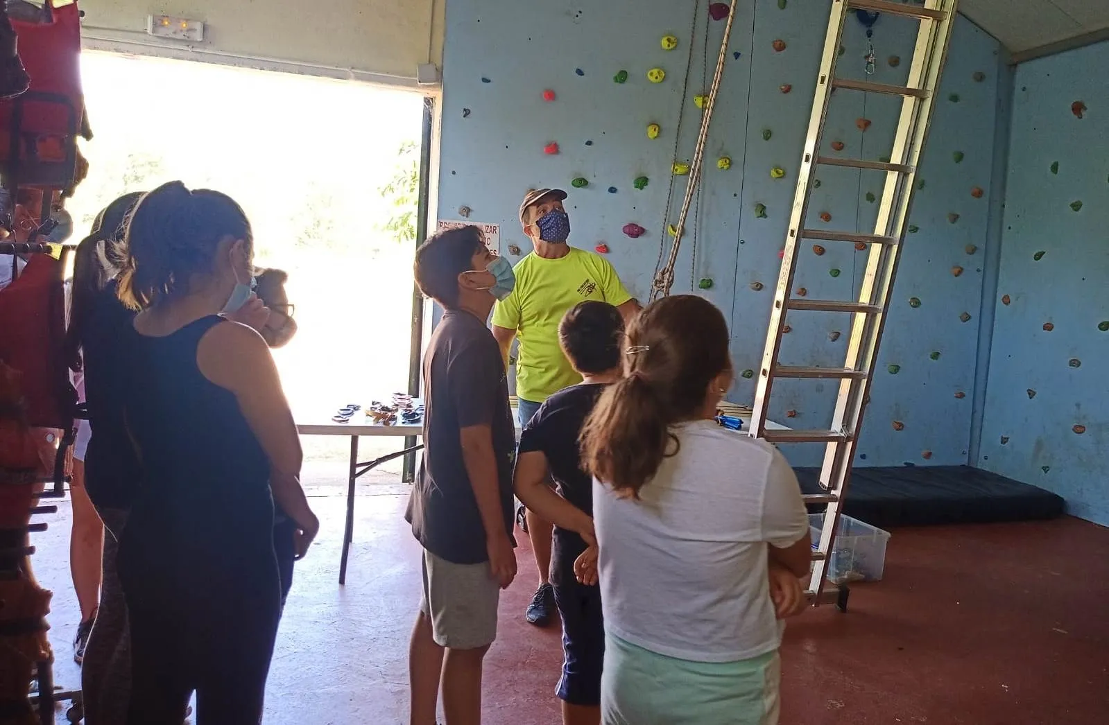 Foto 2 - Los j&oacute;venes prueban el roc&oacute;dromo y el tiro con arco dentro del &lsquo;Verano Joven&rsquo;  