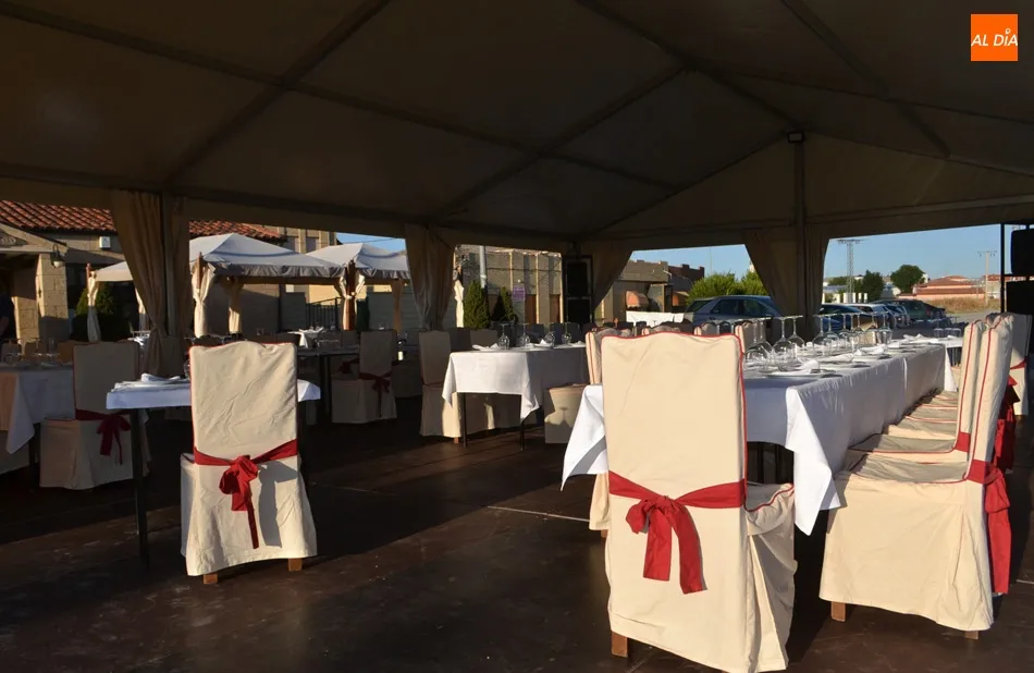La gran carpa del restaurante El Oso y el Madroño acoge desde este sábado veladas musicales para amenizar las cenas
