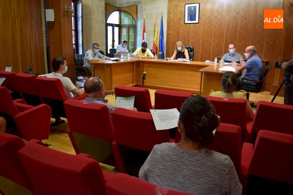 Pleno celebrado en el Ayuntamiento de Alba de Tormes / Pedro Zaballos