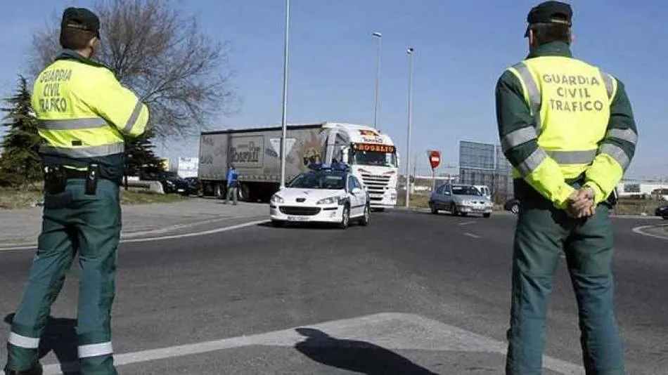 Agentes de Tráfico vigilando las carreteras