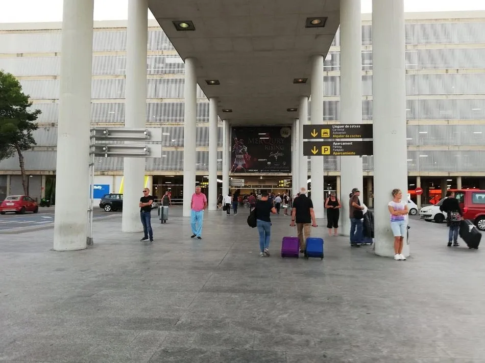Turistas en la terminal de llegadas en el aeropuerto de Palma. - EUROPA PRESS - Archivo