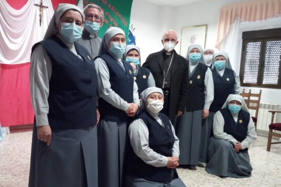 Dos hermanas de la Congregación de Marta y María renuevan sus votos  