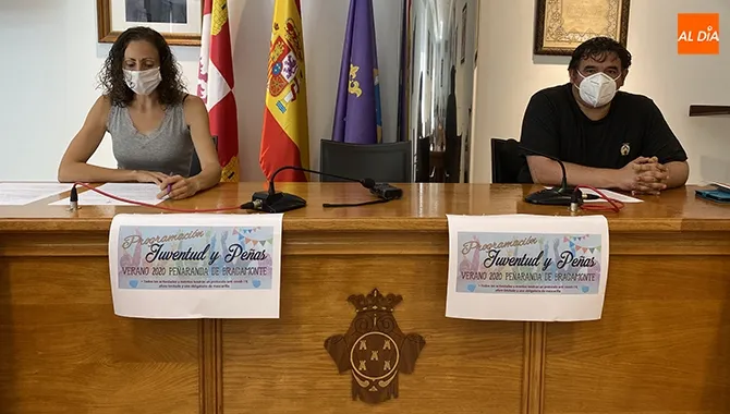 La concejal de área Pilar García y el técnico municipal de juventud, Nandy Pérez, presentaban el programa de actos de juventud y peñasz