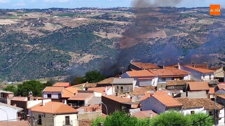 Foto 4 - Declarado un incendio en Villarino en las proximidades del casco urbano  