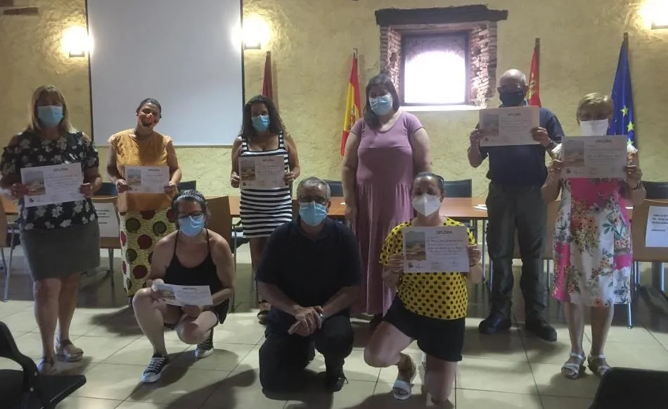 Los 15 alumnos del taller de alfabetización digital de Alto Águeda reciben sus diplomas  